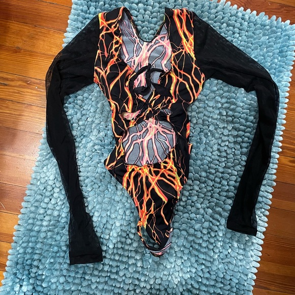 One piece - Picture 2 of 4